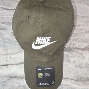Vintage Nike Cap Spellout/Swoosh in White Snapback Green Heritage 86 100% Cotton